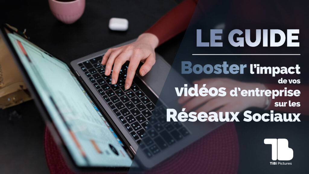 Un ordinateur portable et le titre de l'article "Booster l'impact de ses vidéos d'entreprise sur les réseaux sociaux.